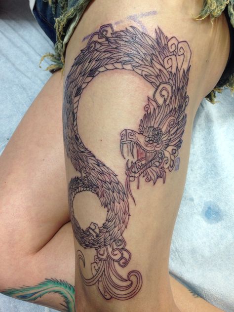 Quetzalcoatl tattoo. (Feathered Serpent by Juan Lira. IG #juanlira) Black and white tattoos. Aztec Quetzalcoatl, Quetzalcoatl Tattoo, Unique Sister Tattoos, Mayan Tattoos, Mexican Tattoo, Feathered Serpent, Serpent Tattoo, Aztec Tattoo Designs, Key Tattoos