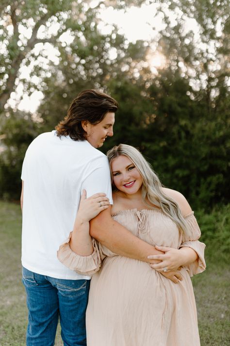 Plus Size Palazzo Pants, Maternity Shoot Outfit, Plus Size Palazzo, Maternity Photography Poses Outdoors, Blouses Plus Size, Outdoor Maternity Photos, Pregnancy Photos Couples, Maternity Photography Poses Couple, Maternity Photoshoot Outfits