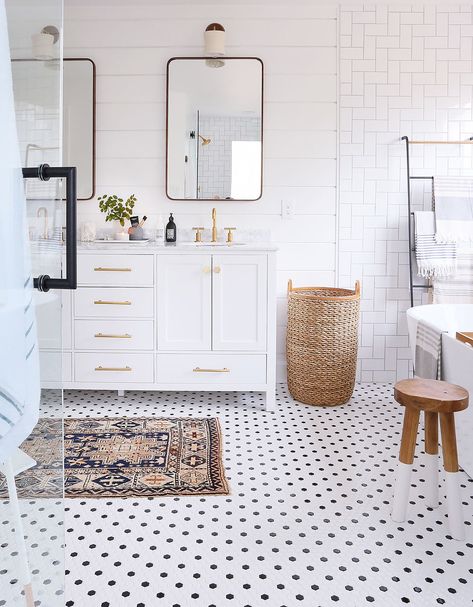 50 Bathroom Ideas With Gold Touches - Decoholic Makeover Kamar Mandi, Boho Basket, Bad Inspiration, Basket Wall, Green Bathroom, Diy Desk, Scandinavian Interior, Decorating On A Budget, Beautiful Bathrooms