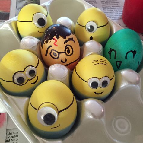 Harry Potter and the minions Easter eggs! Harry Potter Egg Decorating, Disney Easter Eggs Decorating, Easter Egg Painting Ideas Disney, Minion Easter Eggs, Disney Movie Easter Eggs, Egg Decoration, Creative Easter Eggs, The Minions, Easter Egg Decorating