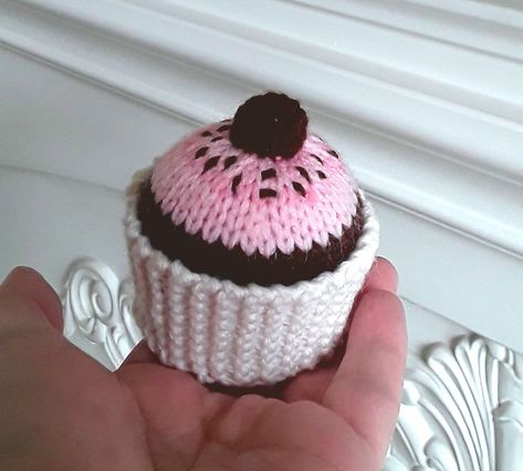 Knit cupcake Knit Cupcake, Hand Knit Toys, Knitted Toys, Crochet Toys, Hand Knitting, Knit Crochet, Cupcake, Toys, Knitting