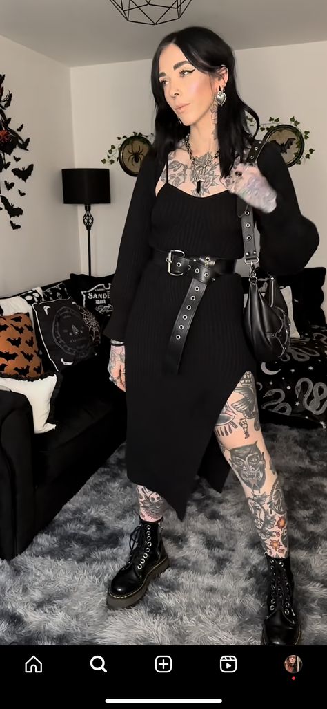 Alt Witch Outfits, Goth Work Attire, Metal Festival Outfit Plus Size, Goth Bar Outfit, Bohemian Witch Aesthetic, Goth Mommy Aesthetic, Goth Date Night Outfit, Dark Style Outfits, Goth Gym Outfits