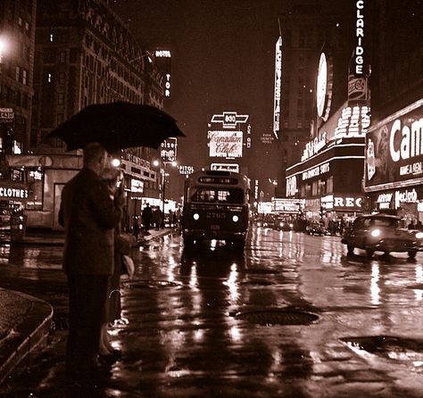 Times Square Nyc, Nyc Times Square, City Scene, Vintage New York, Back In Time, Vintage Photography, Metropolis, Empire State, Old And New