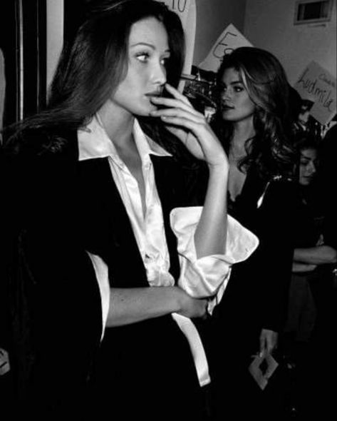 90s Supermodels Aesthetic, Carla Bruni Style, 90s Actresses, 90s Supermodels, Carla Bruni, Visual Board, Old Hollywood Stars, Model Inspo, Tony Stark