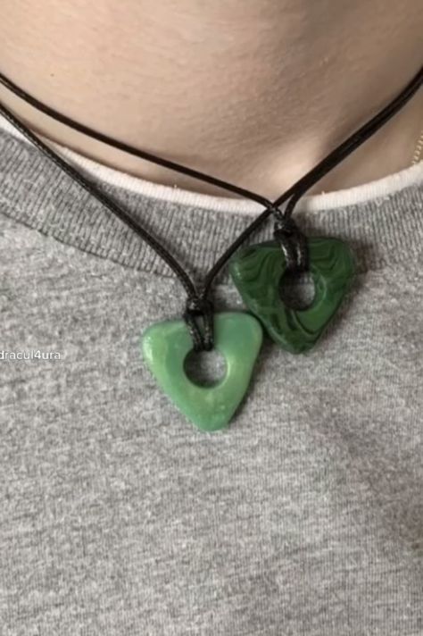 Ideas From Clay, Diy Funky Jewelry, Fimo Ideas Jewelry, Easy Art Crafts, Clay Charms Diy, Diy Clay Jewelry, Thrift Store Jewelry, Clay Earrings Diy, Clay Necklace Pendant