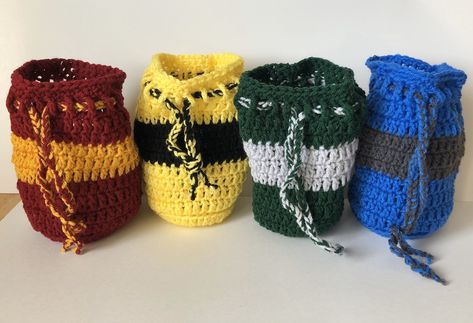 Dnd Dice Pouch Crochet, Dungeons And Dragons Crochet, Dnd Crochet, Wizard Student, Fandom Crochet, Crochet Dice Bag, Dice Accessories, Crocheted Pouch, Magick Crafts