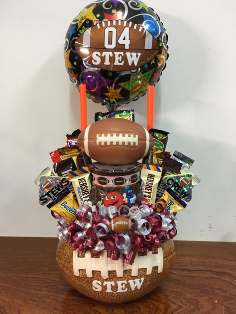 Football Wreath Diy, Snack Tower, Football Candy, Football Balloons, Trunk Party, Candy Arrangements, Sneaker Ball, Football Ideas, Candy Gift Baskets