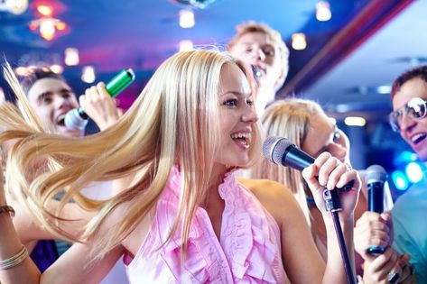 Mujer alegre cantando Foto gratis | Free Photo #Freepik #freephoto #fondo #personas #fiesta #mujer Wedding Karaoke, Best Karaoke Songs, Sinhala Songs, The Proclaimers, Disco Costume, Bachelorette Bachelor Party, Karaoke Machine, Bachelor/bachelorette Party, Stage Props