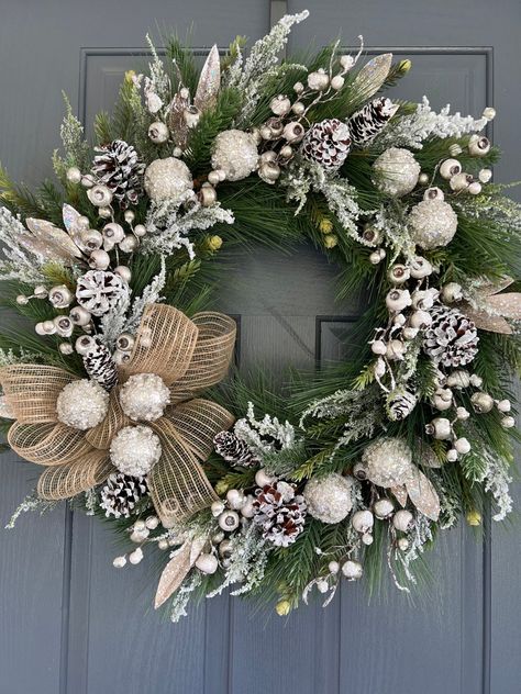 Julkransar Diy, Joulun Aika, Christmas Reef, Diy Jul, White Christmas Wreath, Deco Table Noel, Christmas Door Wreaths, Christmas Wreaths For Front Door, Xmas Wreaths