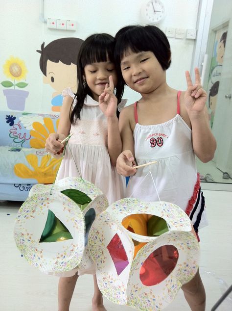 Get ready for the mid-autumn festival~~ Make your own lantern with paper plates~~ Easy & Fun! Mid Autumn Festival Craft, Lantern Crafts For Kids, Chinese Moon Festival, Kids Lantern, Autumn Moon Festival, Lantern Crafts, Lantern Diy, Mooncake Festival, Lantern Art