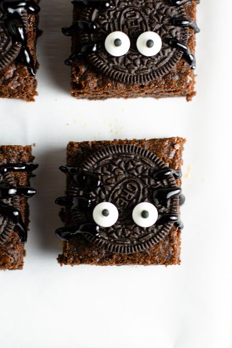 Nutella Spider Brownies | A Taste of Madness Bat Brownies, Spider Brownies, Brownies Video, Decorated Brownies, Nutella Recipes Brownies, Halloween Brownies, Candy Eyes, Fudgy Brownie Recipe, Treats To Make