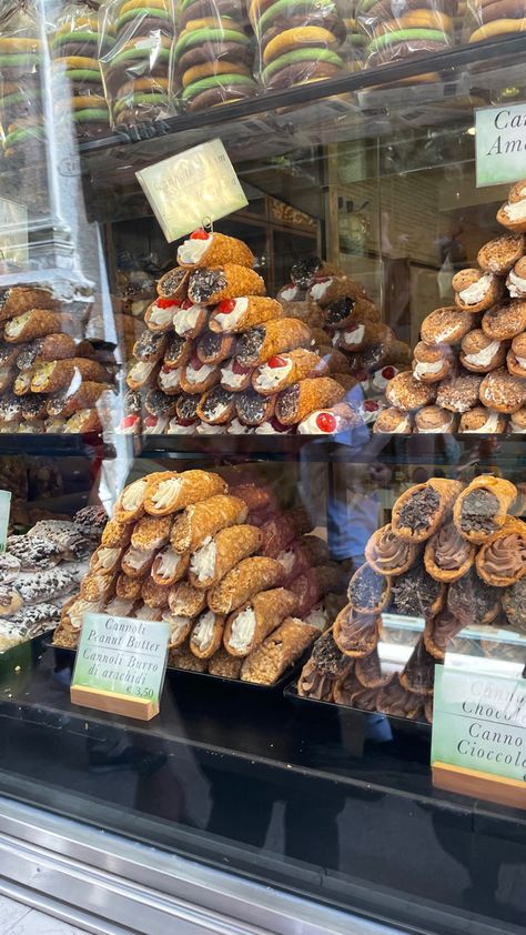 Italian Sweets Aesthetic, Italian Pastries Aesthetic, Italian Bakery Aesthetic, Cannoli Aesthetic, Pizza And Coffee, Local Food Shop, Pasta Fish, Pasta Italy, Boutique Patisserie