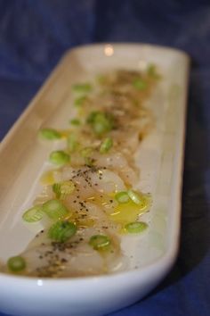 Scallop Carpaccio Scallop Crudo Recipe, Raw Scallops Recipe, Scallop Sashimi, Scallop Sushi, Fish Carpaccio, Scallop Carpaccio, Raw Fish Recipes, Party Food Dishes, Cinema Food