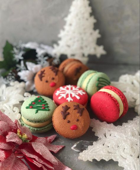 Christmas Tree Macarons, Christmas Macarons Decoration, Macaron Christmas, Macaroons Christmas, Christmas Macaron, French Macaroon Recipes, Mini Christmas Cakes, Christmas Macarons, Red Desserts