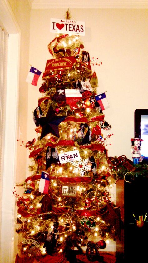 My Texas Christmas Tree =) Texas Themed Christmas Tree, Texas Christmas Decor, Texas Christmas Tree, Western Tree, Themed Christmas Trees, Western Christmas Decorations, Christmas Texas, Texas Things, Themed Christmas Tree