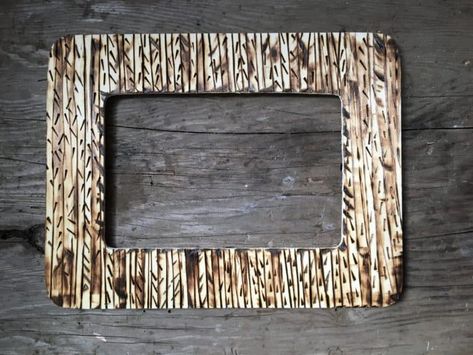 Wood Burned Picture Frame DIY - Crafty Little Gnome Burning Picture, Border Design Ideas, Picture Frame Diy, Picture Frames Wall, Cute Picture Frames, Rustic Wood Crafts, Wood Burning Patterns Stencil, Wood Burning Stencils, Wood Burning Tool