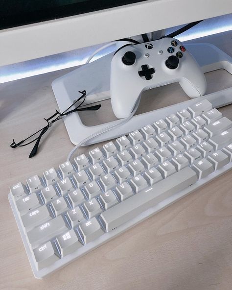 White Gaming Setup, White Keyboard, Gamer Setup, Streaming Setup, Pc Setups, Gaming Setups, Desktop Setup, Nintendo Switch Accessories, Gaming Room Setup