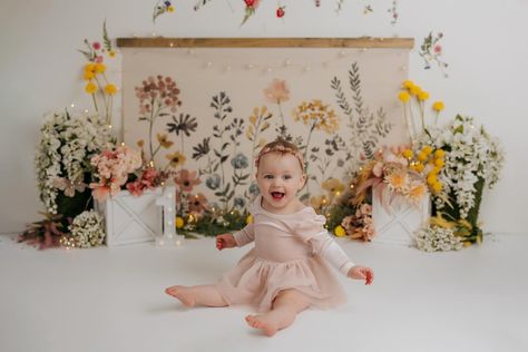 So many faces and so many favorites from this sweet session with gorgeous Dotty! I love when a cake smash set is sooooo pretty that I get to use it more than once! I’ll never stop obsessing over spring flowers! I can honestly say that spring is my favorite season in Montana. Partly because I’m so over winter by the time it gets here 🤣 but mostly because I LOVE the spring greens here! Everything just feels alive in the spring and I am so ready for outdoor sessions! I know fall is so popular fo... Wildflower Cake, Wildflower Birthday Party, Stop Obsessing, Floral Birthday Party, Flower Photoshoot, Fairy Birthday Party, Smash Cake Photoshoot, Cake Smash Photos, Fairy Birthday