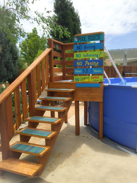 Above ground pool entry deck. With towel rack and storage hooks. Piscina Diy, Pallet Pool, Pool Dekor, Oberirdische Pools, Pool Deck Plans, Pool Storage, Best Above Ground Pool, Swimming Pool Decks, Pool Hacks