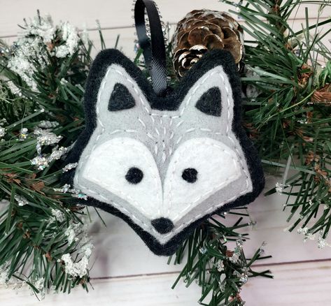 Gray plush felt wolf ornament Felt Wolf Ornament, Wolf Crafts, Felt Wolf, Wolf Ornament, Wolf Christmas, Wolf Craft, Felt Case, Dog Diy, Bookmark Ideas