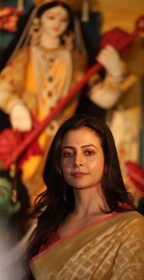 Koel Mallick, Prettiest Women, Durga Pooja, Bridal Dupatta, Face Images, Girl Crushes, My Crush, Girl Face, Pretty Woman