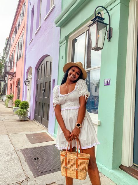 Charleston Honeymoon Outfits, Rainbow Row Photoshoot, Charleston South Carolina Aesthetic Outfits, Charleston Sc Picture Ideas, Savannah Georgia Outfit Summer, Charleston Sc Outfits Fall, Outfits For Charleston Sc Summer, Charleston Aesthetic Outfit, Charleston Picture Ideas