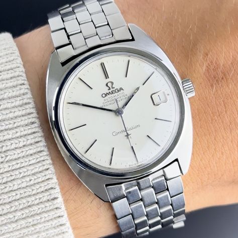 This vintage 1966 Omega Constellation features a 35mm stainless steel case with its original polish and a uncommon, clean white dial instead of a sunburst motive one. The steel "Brick" bracelet is long enough to fit most wrists. Powered by a chronometer-certified Omega caliber 564 automatic movement, overhauled in September 2024, it runs smoothly and functions well. The watch is in overall very good condition and includes an additional leather strap to swap if preferred. Year of production: 1966 Omega Constellation, Vintage Omega, Fine Watches, Watch Model, September 2024, White Dial, Luxury Watches, Vintage Watches, Stainless Steel Case