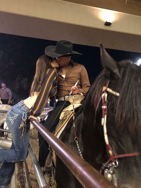 Mexican Couple Aesthetic, Jaripeo Aesthetic, Vaquero Couple Goals, Mexican Couple, Country Couple Pictures, Foto Cowgirl, Cute Country Couples, Couple Goals Teenagers Pictures, Country Couples