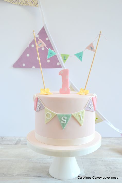 Pretty First Birthday Cake, Pastel Cake 1st Birthday, Mini Cake For First Birthday, 1st Birthday Cake Decoration, One Year Birthday Cake Ideas, 1st Birthday Bunting, One Year Bday Cake, Cake For Daughter Birthday, Two Cute Birthday Cake