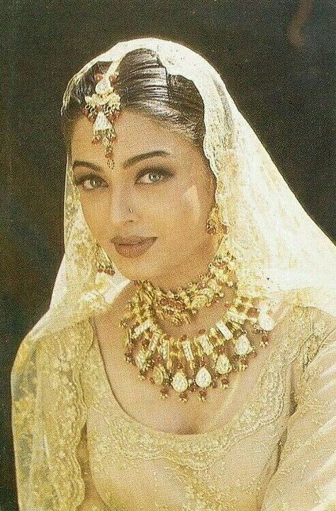 Aishwarya Rai 90s Saree, Bollywood Vintage, Indian Serial, Indian Fits, 90s Bollywood Fashion, Aishwarya Rai Pictures, Kareena Kapoor Pics, Eid Looks, 90s Bollywood Aesthetic