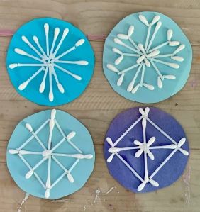 Stem Snowflakes, Q Tip Snowflakes, Qtip Snowflake Craft, Qtip Snowflakes, Snowflakes For Kids, January Craft, Homeschool Art Projects, Project For School, Snow Crafts