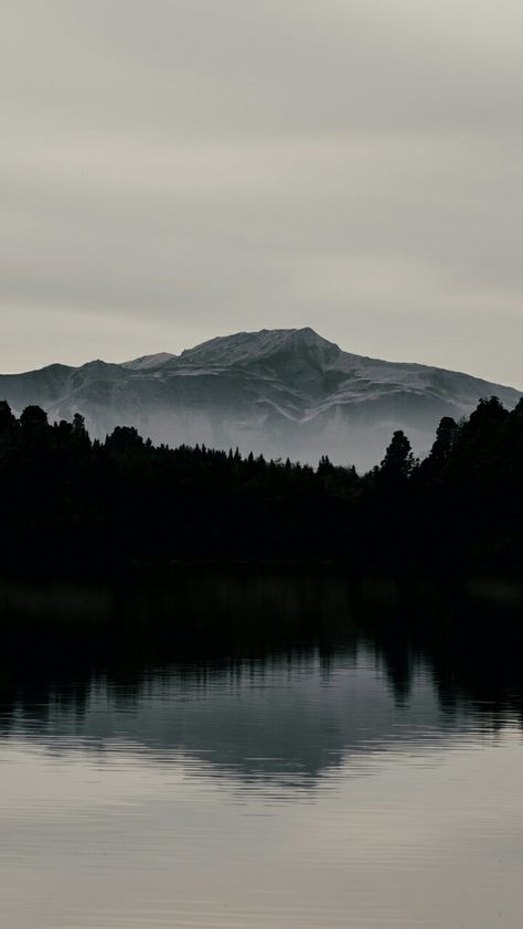 Wallpaper Mountain, Dark Mountains, Mountain Aesthetic, Mountains Aesthetic, Landscape Mountain, Image Nature, Mountain Wallpaper, Lake Landscape, Forest Wallpaper