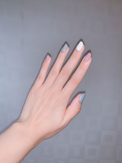 Nail Korean Style Minimal, Nail Korean Style, Nail Korean, Round Nail Designs, Nail Color Combos, Korean Nail Art, Hello Nails, Punk Nails, Subtle Nails