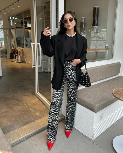 Snake Print Bodysuit Outfit, Leopard Pants Outfit Fall, Family Brunch Outfit, Corporate Girlie Outfits, Outfit Sabato Sera, Fun Business Casual Outfits, Leopard Pants Outfit, Chic Mom Outfits, Inverted Triangle Outfits