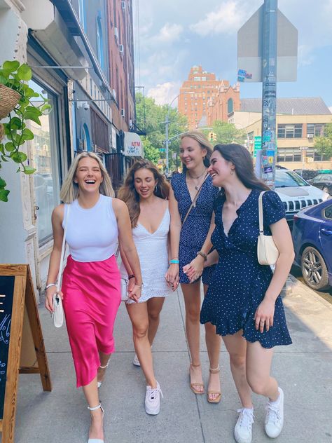 Bottomless Brunch Outfit Summer, Bottomless Brunch Ideas Outfits, Nyc Dinner Outfit Summer, Bottomless Brunch Outfits, Outfit Brunch Verano, Outfits For Brunch With Friends, New York Brunch Outfit, Bottomless Brunch Outfit Ideas, Brunch Poses