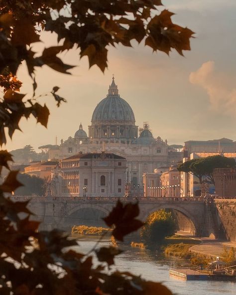 Nature Architecture, Italy Aesthetic, Vatican City, Beautiful View, City Aesthetic, Beautiful Architecture, Beautiful Buildings, Rome Italy, Pretty Places