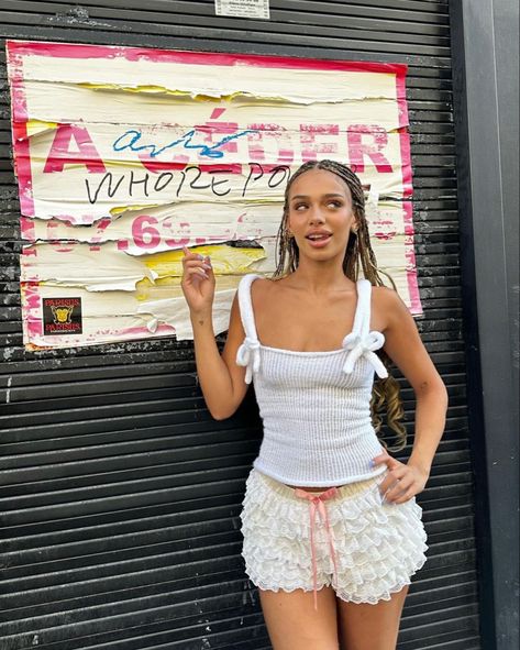 Fluffy Shorts, Sport Shorts Outfit, Mini Shorts Outfit, Ruffle Shorts Outfit, Looks For Summer, Hotels In Paris, Moodboard Inspo, Short Pants Outfit, Summer Festival Outfit