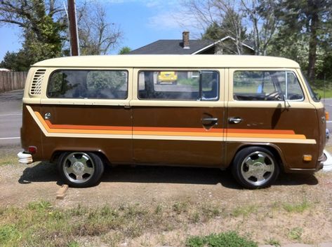 Vintage Camper Art, Vw Bus T2, Car Stripes, Camper Art, Vintage Camper Remodel, Old School Vans, Kombi Home, Vintage Vw Bus, Combi Volkswagen