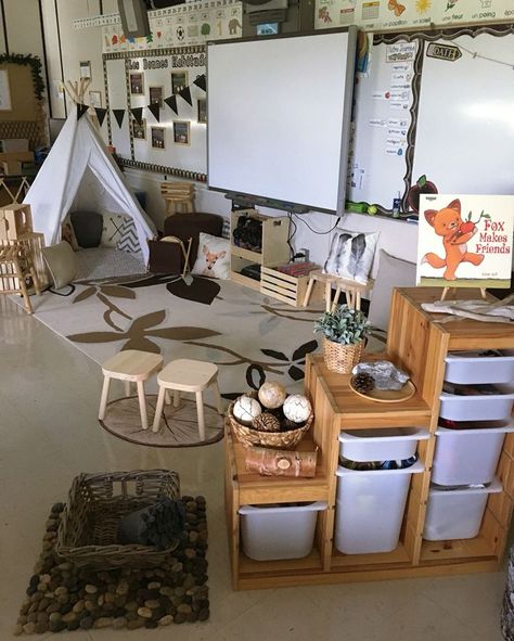 Nature Kindergarten Classroom, Nature In The Classroom, Calm Classroom Environment, Nature Inspired Classroom Decor, Hygge Classroom Decor, Primary School Classroom Design, Natural Daycare, Natural Classroom Displays, Nursery Classroom Ideas