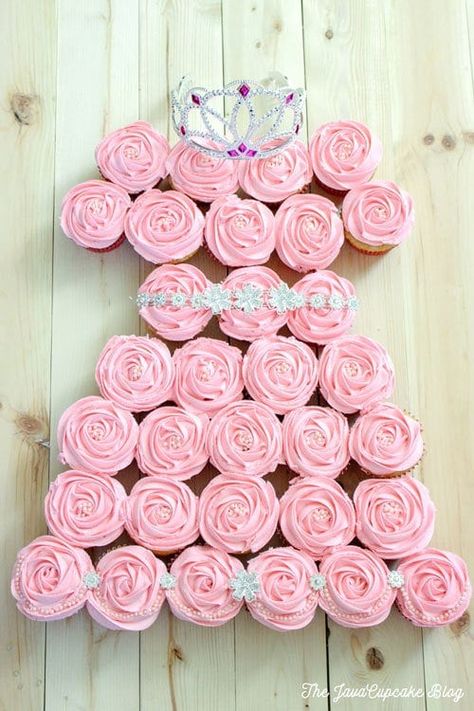 Princess pull-apart cupcake cake {Recipe & Tutorial} | The JavaCupcake Blog https://javacupcake.com Princess Cake Ideas, Royalty Party, Princess Cupcake Dress, Disney Princess Cupcakes, Baby Shower Cupcakes For Girls, Princess Cupcake, Pull Apart Cupcake Cake, Cake Pulls, Pies Recipes