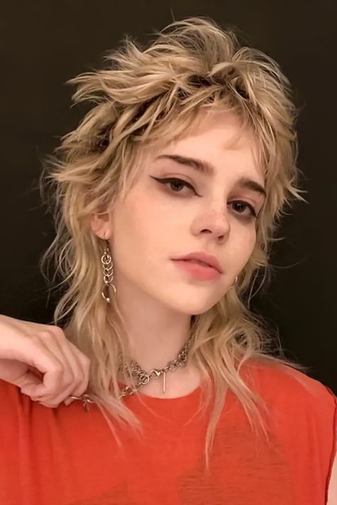 selfie of Sophie Bathsheba Thatcher with textured blonde mullet hair Monochrome Makeup Look, Choppy Haircuts, Mullet Haircut, Edgy Haircuts, Punk Hair, Mullet Hairstyle, Cut My Hair, Grunge Hair, Womens Haircuts