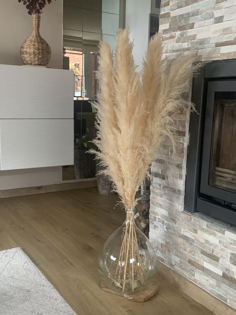 Feathers In Vase Living Rooms, Pampas Floor Arrangement, Floor Vase With Pampas, Big Glass Vase Decor, Big Vases Decor Living Room, Large Vases Decor Ideas, Birch Tree Decor Christmas, Feather Vase, Jug Decor