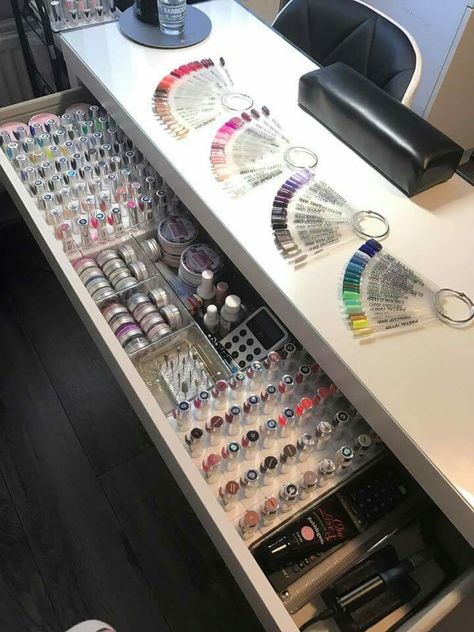 Nail Salon Organization, Salon Organization Ideas, Privates Nagelstudio, Desain Salon Kuku, Nail Technician Room, Nail Organization, Nail Room Ideas, Nail Salon Interior Design, Nail Desk