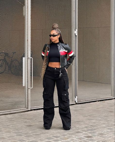 Boost Self Confidence, Biker Girl Outfits, Street Style Outfits Casual, Cargo Pants Outfit Women, Cargo Outfit, Biker Look, Jacket Outfit Women, Building Self Confidence, Look Jean