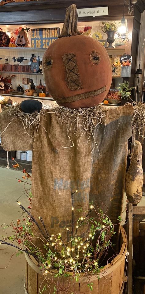 Diy Primitive Scarecrow, Primitive Fall Decorating Ideas, Burlap Scarecrow, Primitive Fall Decorating, Primitive Fall Crafts, Harvest Thyme, Harvest Art, Primitive Scarecrows, Primitive Fall Decor