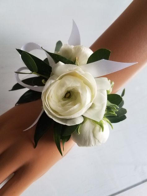 Corsage da polso Wrist Corsage Wedding Mothers, Thistle Corsage, Prom Corsage White, Corsage Wedding Mother, Corsage For Prom, Prom Flowers Corsage, White Corsage, Homecoming Flowers, Wrist Corsage Wedding