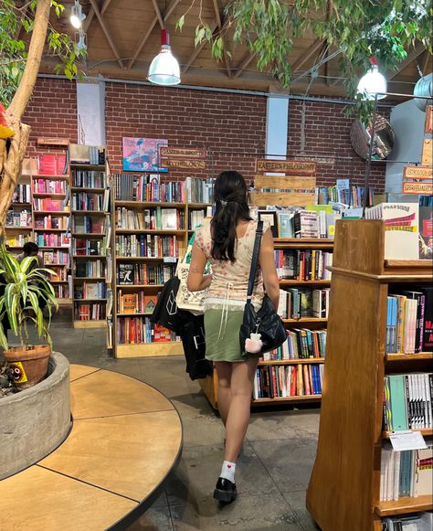 Library Outfits, Fits Summer, Insta Baddie, Bookstore Cafe, Nyc Girl, Girl Reading, Just Friends, Instagram Inspo, Outfits Summer