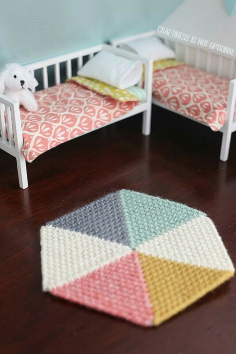 Barbie Bebe, Barbie House Furniture, Diy Barbie House, Dollhouse Rug, Miniature Stuff, Calico Critter, Bedroom Pink, Doll Furniture Diy, Diy Barbie Furniture