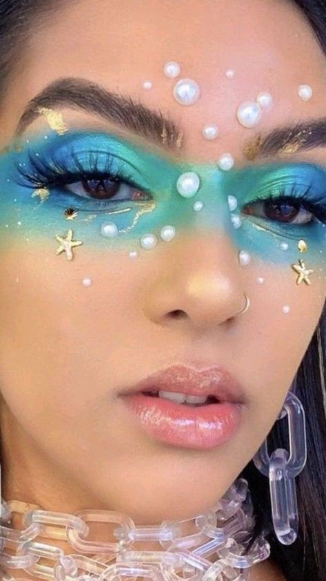 Shark Costume Makeup, Shark Inspired Makeup, Sea Eye Makeup, Rainbow Fish Makeup, Fish Makeup Looks, Mermaid Aesthetic Makeup, Simple Mermaid Makeup, Ocean Makeup Looks, Shark Photoshoot