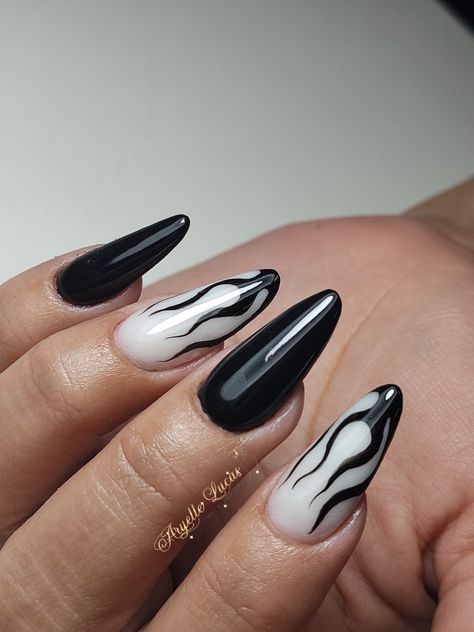 Nail art fogo 🔥 Almond Nails Fire Design, Black Nail Designs Grunge, Sami Jefcoate Nails, Fire Nails Black, Goth Almond Nails, Black Almond Nail Ideas, Sparkly Acrylic Nails, Ombre Nail Art Designs, Nail Academy